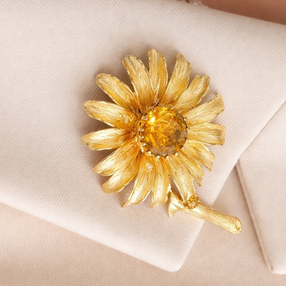 Vintage 1960s Daisy Brooch Gold Amber‎ Glass Rhinestone Floral Pin Sunflower